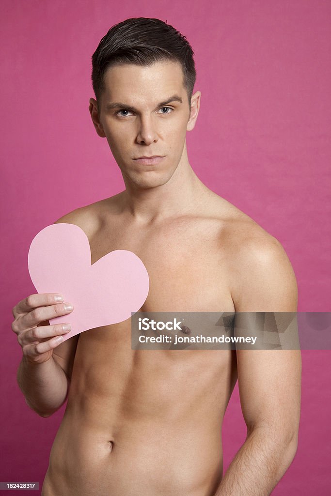 Hombre sin camisa sosteniendo forma de corazón - Foto de stock de Adulto libre de derechos