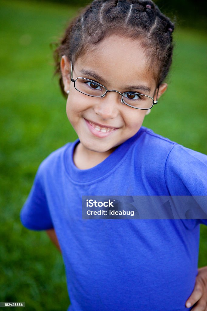 Heureuse jeune fille avec des lunettes souriant à l'extérieur - Photo de 4-5 ans libre de droits