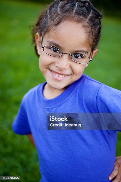 Photo libre de droit de Heureuse Jeune Fille Avec Des Lunettes Souriant À Lextérieur banque d'images et plus d'images libres de droit de 4-5 ans