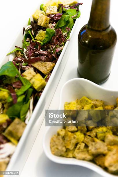 Salat Serviert W Brotcroutons Stockfoto und mehr Bilder von Brotsalat - Brotsalat, Beilage, Brotsorte