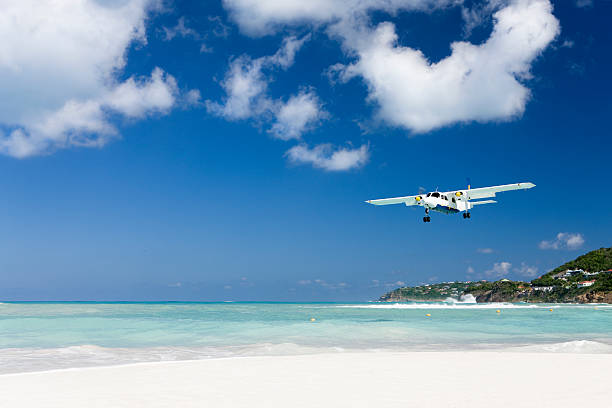 flugzeug landung in saint-barthélemy - saint barthelemy caribbean sand caribbean sea stock-fotos und bilder