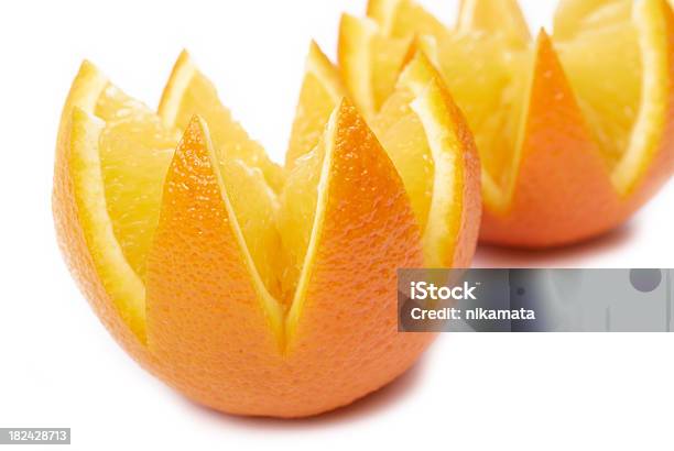 Zwei Hälften Von Einem Orangen Isoliert Auf Weiss Stockfoto und mehr Bilder von Biegung - Biegung, Fotografie, Frische