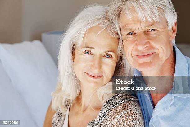 ロマンチックな年配のカップルの自宅で笑う - 2人のストックフォトや画像を多数ご用意 - 2人, 60-64歳, 60代