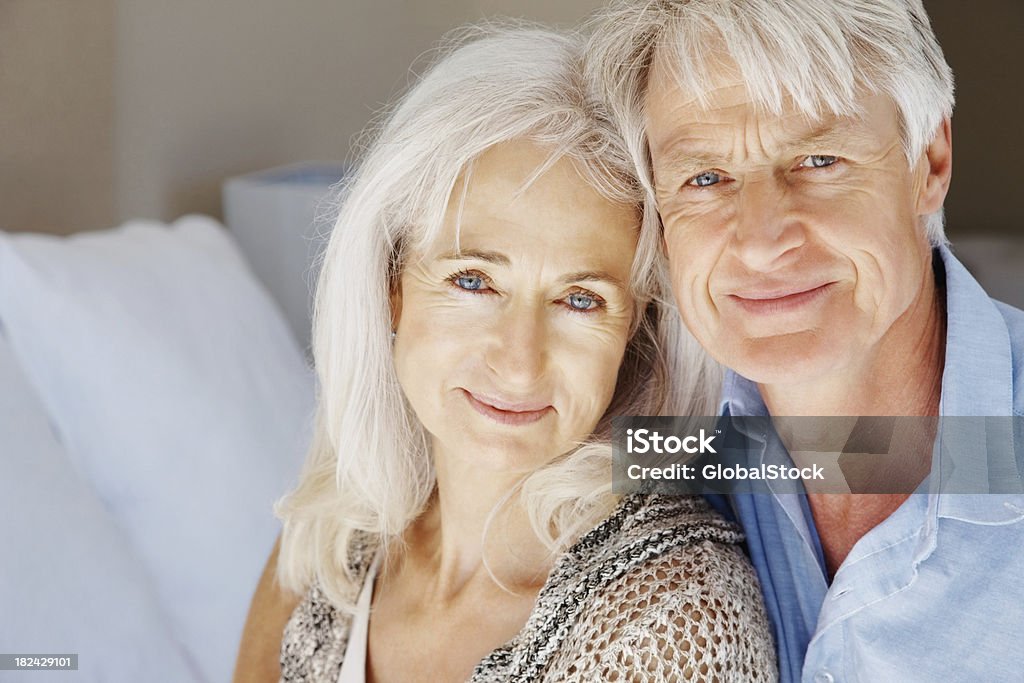 Casal romântico sênior, sorrindo em casa - Foto de stock de 60 Anos royalty-free