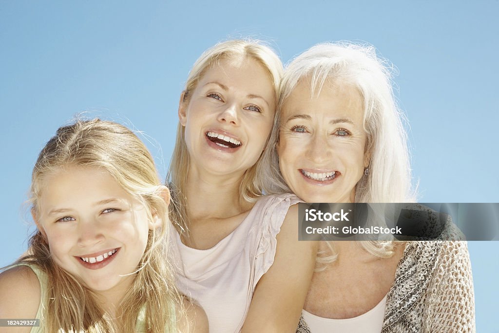 Starsza kobieta uśmiechając się z jej Wnuczka i Córka - Zbiór zdjęć royalty-free (30-39 lat)
