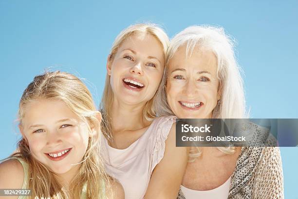 Starsza Kobieta Uśmiechając Się Z Jej Wnuczka I Córka - zdjęcia stockowe i więcej obrazów 30-39 lat