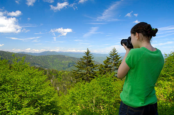 junge weibliche fotografen in smoky mountains - great smoky mountains great smoky mountains national park mountain smoke stock-fotos und bilder