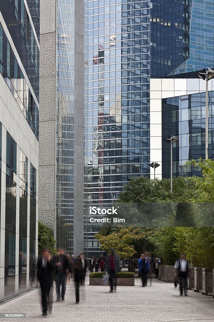 Business-Menschen zu Fuß in Büro-Gebäude - Lizenzfrei Anzug Stock-Foto