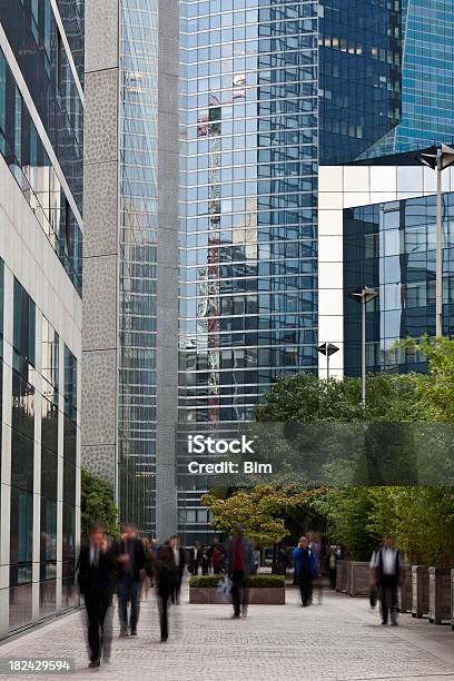 Businessmenschen Zu Fuß In Bürogebäude Stockfoto und mehr Bilder von Anzug - Anzug, Baum, Beengt