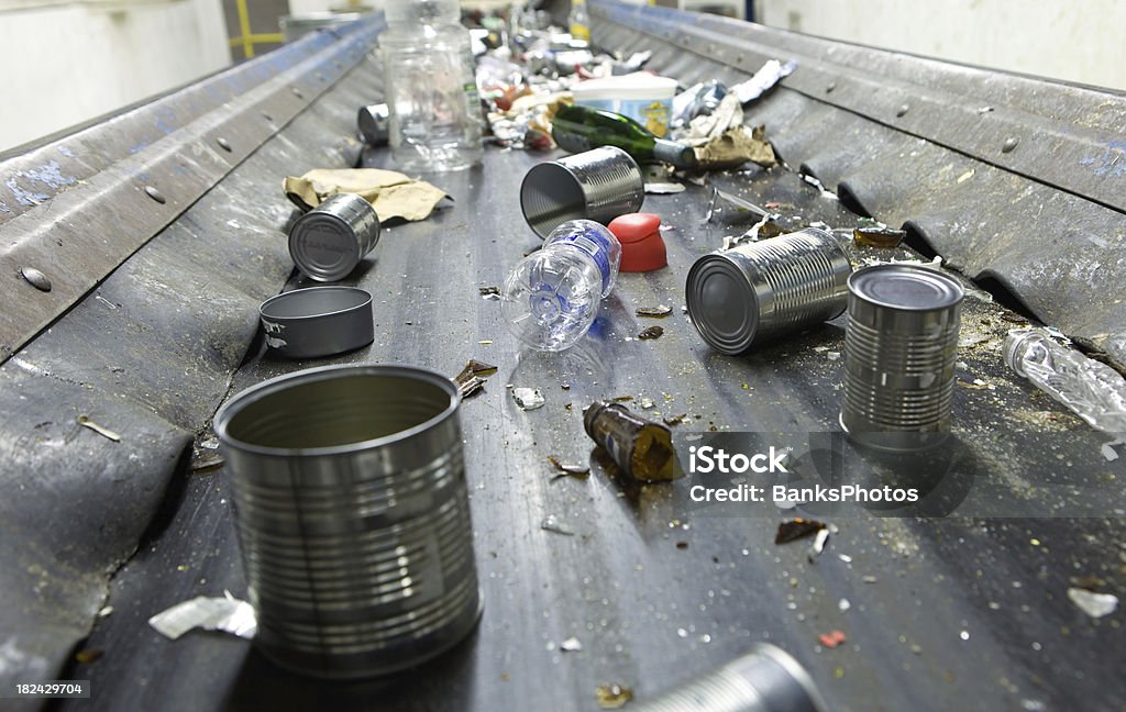 Reciclable clasificación cinta transportadora con bidones de plástico y - Foto de stock de Reciclaje libre de derechos