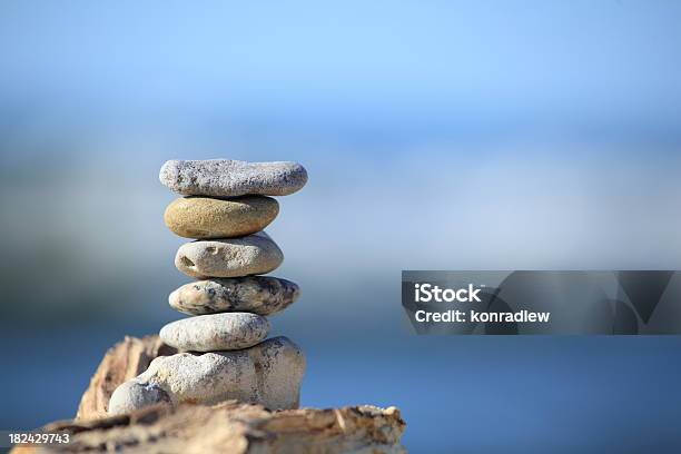 Ciottolo Pila Sul Mareshallow Dof - Fotografie stock e altre immagini di Acqua - Acqua, Ambientazione tranquilla, Astratto