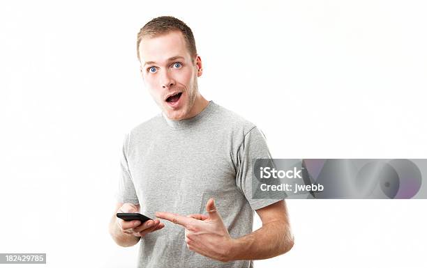 Hombre Joven En Fondo Blanco Con Teléfonodispositivo Foto de stock y más banco de imágenes de Entusiasmo