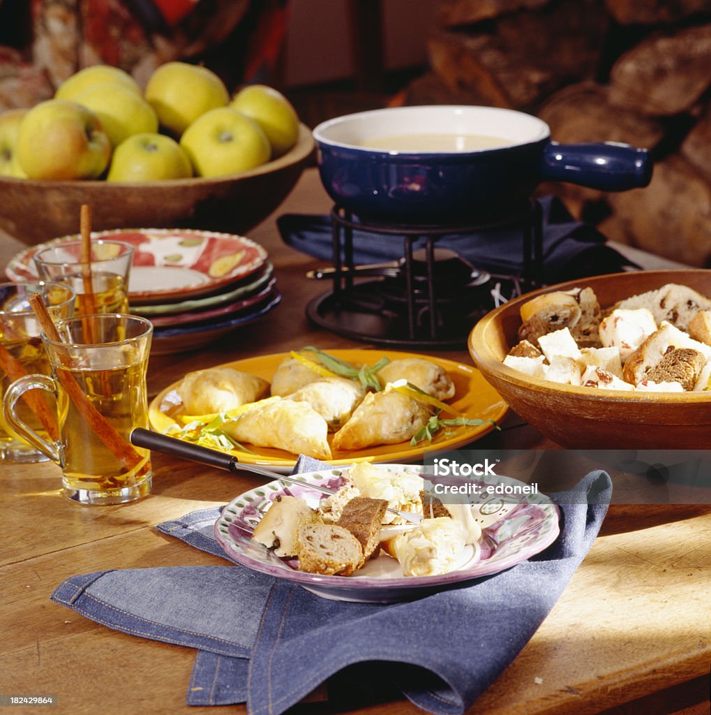 Con la fonduta di formaggio e tè con frutta al tavolo - Foto stock royalty-free di Piatto - Stoviglie