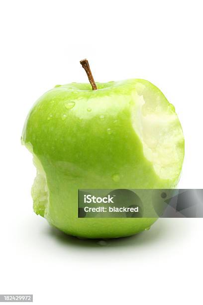 Dois Pedaços De Uma Maçã Verde - Fotografias de stock e mais imagens de Alimentação Saudável - Alimentação Saudável, Alimento consumido, Branco