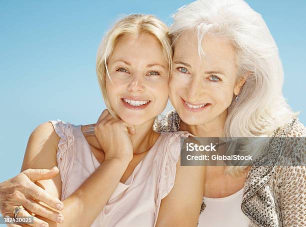 Foto de Retrato De Uma Mãe E Filha Sorrindo e mais fotos de stock de 30 Anos - 30 Anos, 30-34 Anos, 60 Anos