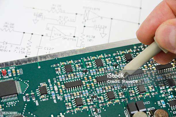 Solución De Problemas De Circuitos Electrónicos Foto de stock y más banco de imágenes de Diagrama - Diagrama, Ingeniero, Ingeniería