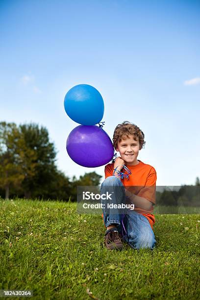 Foto de Garoto Feliz Segurando Balões Do Lado De Fora e mais fotos de stock de 8-9 Anos - 8-9 Anos, Alegria, Balão - Decoração