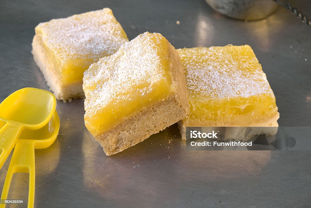 Backblech mit hausgemachten Zitrusfrucht Zitrone Bars, Kuchen, Kekse - Lizenzfrei Dessert Stock-Foto