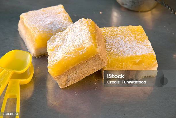 Foto de Assadeira Com Frutas Cítricas Caseiros Bares Biscoitos De Limão e mais fotos de stock de Barrinha de limão