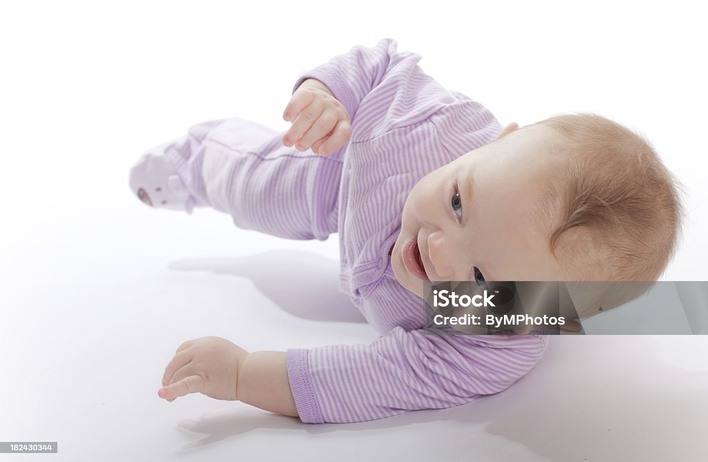 Bebê em roxo jumper rolando em - Foto de stock de Bebê royalty-free