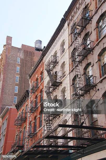 Edificios En La Ciudad De Nueva York Con Escaleras De Incendios Foto de stock y más banco de imágenes de Acero