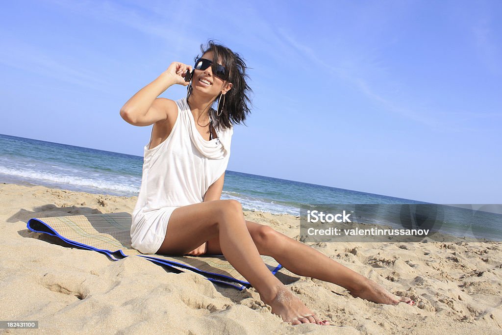 Giovane donna sulla spiaggia - Foto stock royalty-free di Acqua