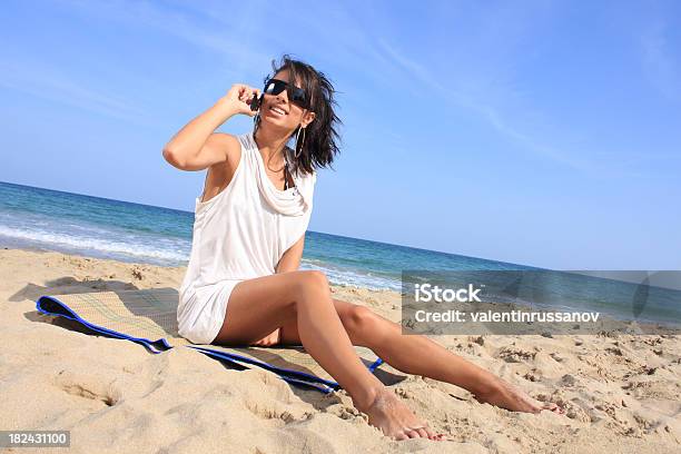 Giovane Donna Sulla Spiaggia - Fotografie stock e altre immagini di Acqua - Acqua, Adolescente, Adulto