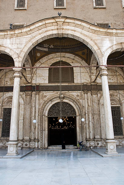 muçulmanos fiel entrar na mesquita, cairo, egito - courtyard arch arabic style cairo - fotografias e filmes do acervo