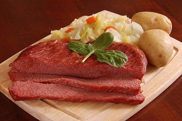 corned-beef e repolho - dinner corned beef irish culture st patricks day - fotografias e filmes do acervo