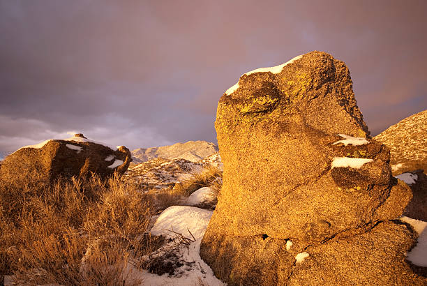 inverno ao pôr do sol paisagem montanha boulder - copy space alpenglow winter mountain range imagens e fotografias de stock