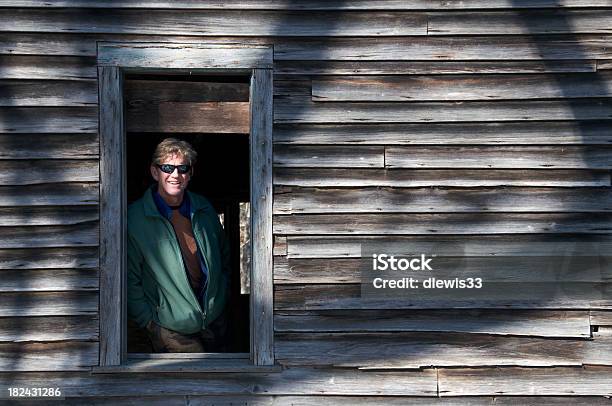 Outdoorportrait Stockfoto und mehr Bilder von Blockhütte - Blockhütte, Rustikal, 50-54 Jahre