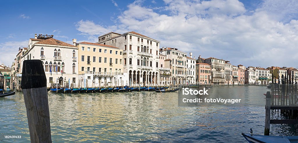 Venecia panorama gondolas y palacios en el Grand Canal Italia - Foto de stock de Agua libre de derechos