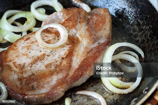 Gebratenes Fleisch Mit Zwiebeln Stockfoto und mehr Bilder von Am Spieß gebraten - Am Spieß gebraten, Bratengericht, Cholesterin