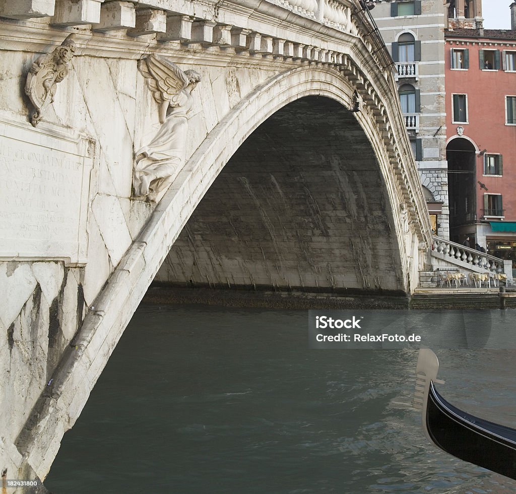 Most Rialto i ferro z Gondola w Wenecji - Zbiór zdjęć royalty-free (Anioł)