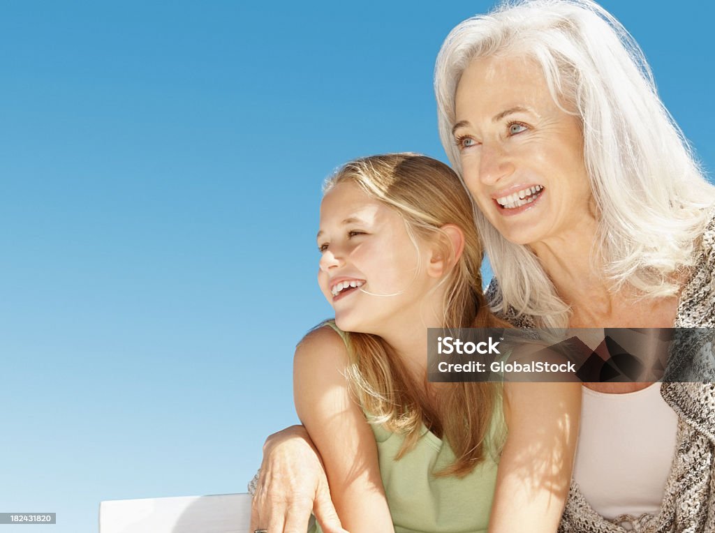 Mulher idosa sorridente com sua Neta - Royalty-free Avó Foto de stock