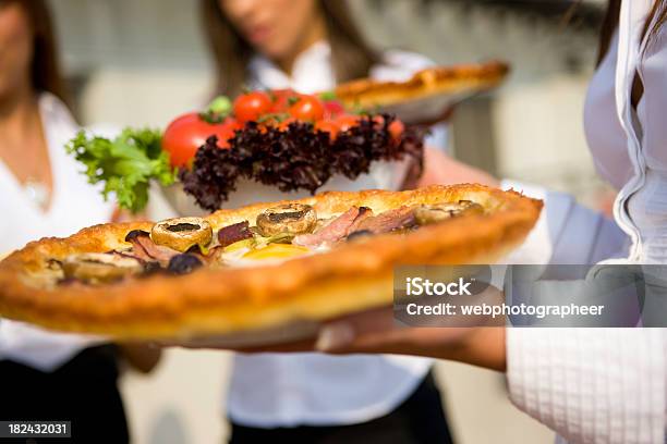 Sano E Uno Dannoso - Fotografie stock e altre immagini di Adulto - Adulto, Alimentazione non salutare, Cameriera