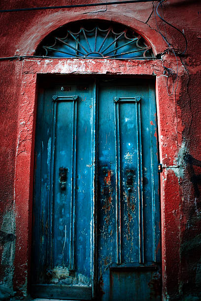 antiga porta azul descamada - lock door horror gate imagens e fotografias de stock