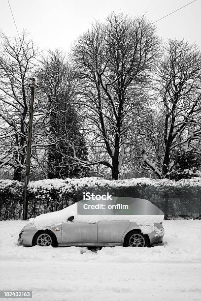 Nieve Que Cubre Camino Árboles Y Automóvil Foto de stock y más banco de imágenes de Acera - Acera, Acorralado, Aire libre