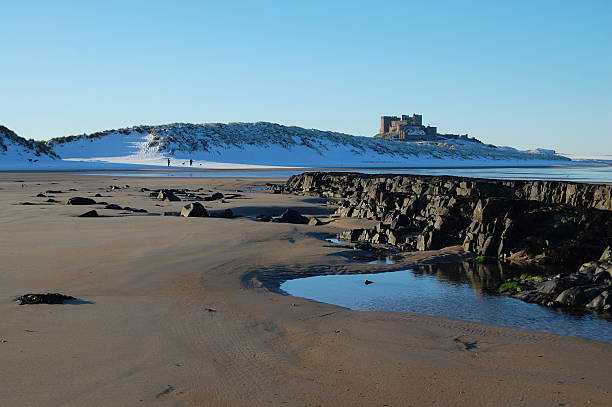 낭만적임 플라주 풍경과 겨울 휴가 - bamburgh castle beach sky 뉴스 사진 이미지