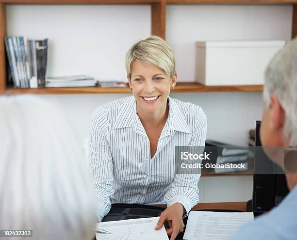 Berater Diskutieren Post Regelungen Mit Altes Paar Stockfoto und mehr Bilder von Büro