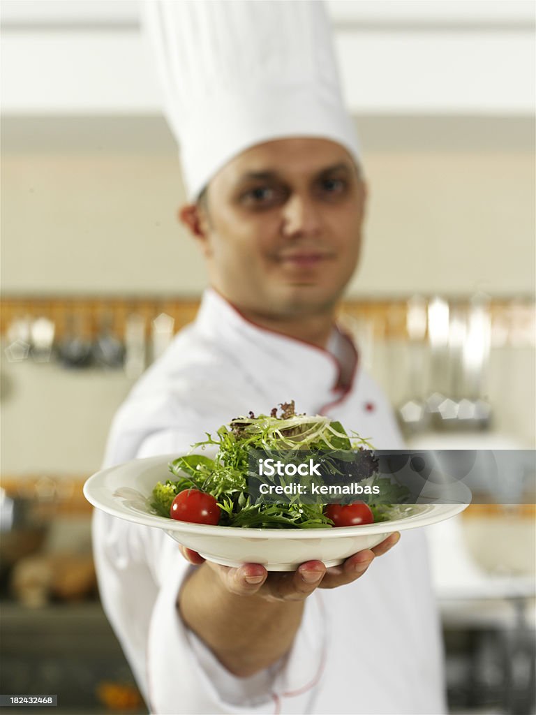 Küchenchef mit frischem Salat - Lizenzfrei Arbeiten Stock-Foto