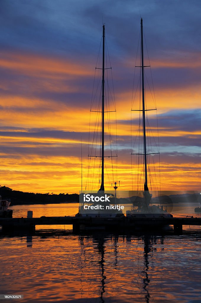 Embarcaciones en un puerto en el crepúsculo - Foto de stock de Isla de Porquerolles libre de derechos