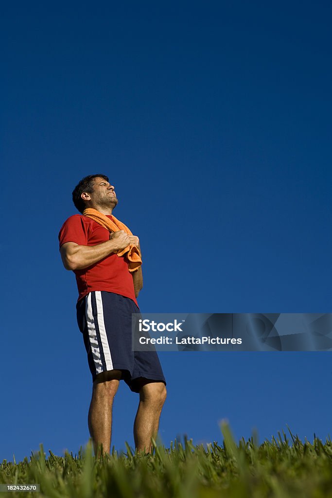 Homem atleta Latino com toalha e olhando para cima - Foto de stock de 40-49 anos royalty-free