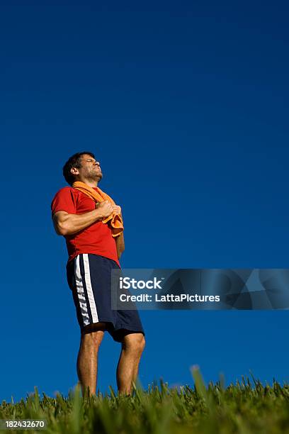 Foto de Homem Atleta Latino Com Toalha E Olhando Para Cima e mais fotos de stock de 40-49 anos - 40-49 anos, Adulto, Atividade