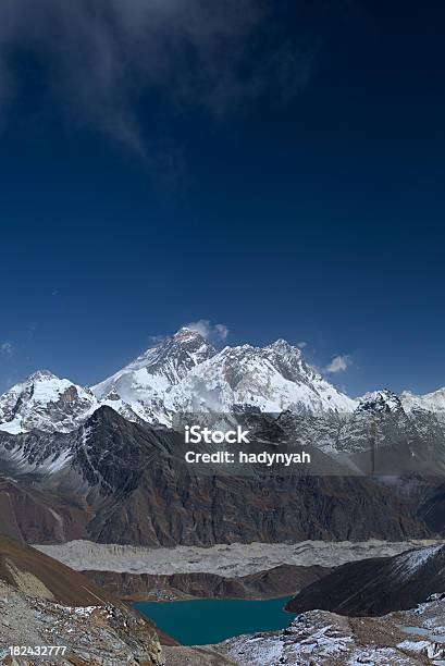 Top Of The Worldmonte Everest Foto de stock y más banco de imágenes de Monte Everest - Monte Everest, Aire libre, Aislado