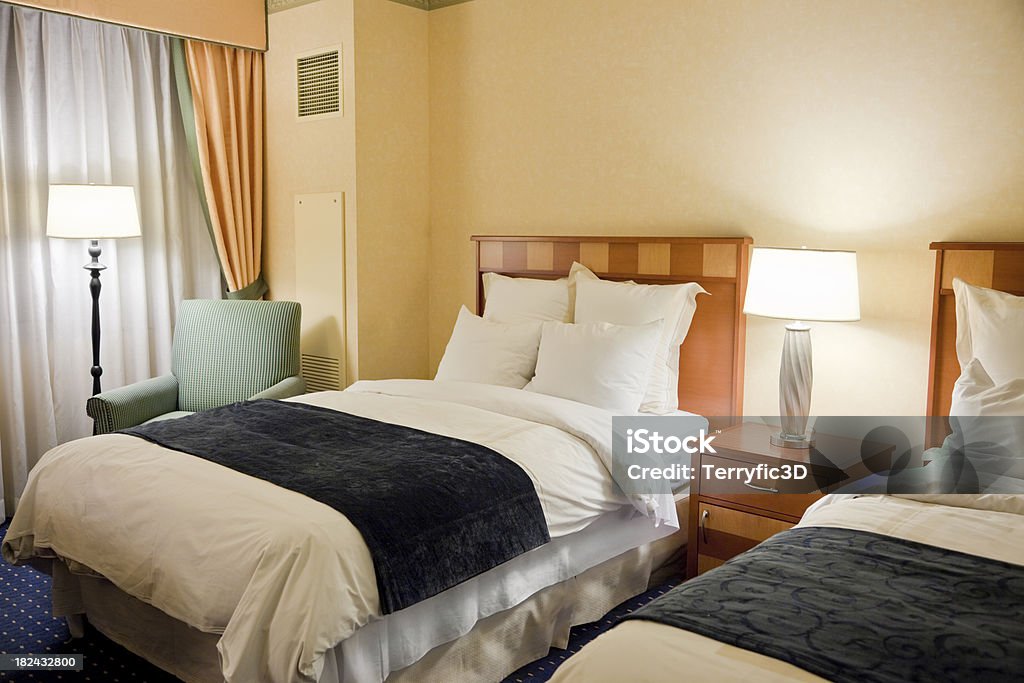 고급 호텔 객실에는 더블 사이즈 침대 2개 - 로열티 프리 0명 스톡 사진