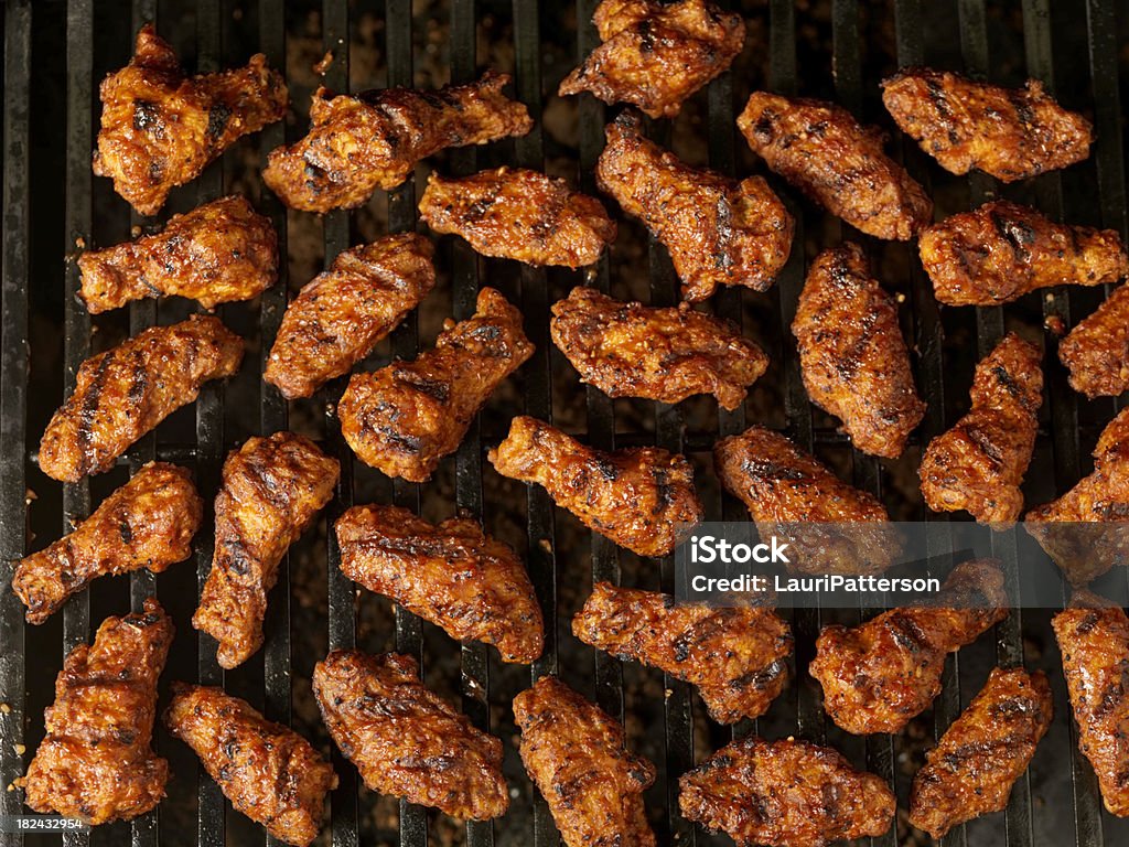 Ali di pollo barbecue sulla griglia - Foto stock royalty-free di Griglia per barbecue