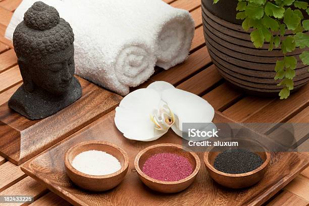 Spabehandlung Badesalze Stockfoto und mehr Bilder von Alternative Behandlungsmethode - Alternative Behandlungsmethode, Aromatherapie, Ayurveda