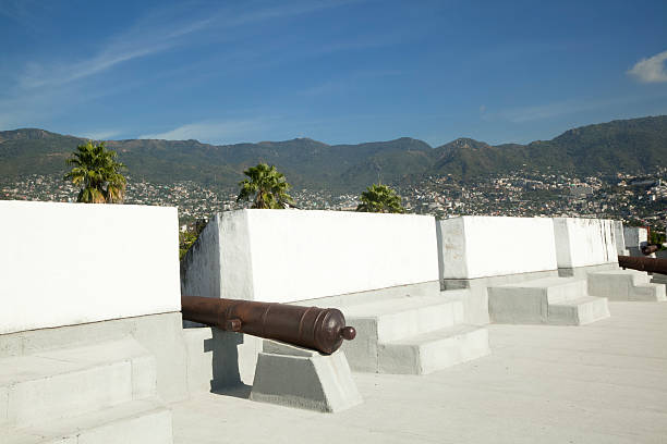 zardzewiałych cannons w fort san diego, acapulco meksyk - fort san diego zdjęcia i obrazy z banku zdjęć