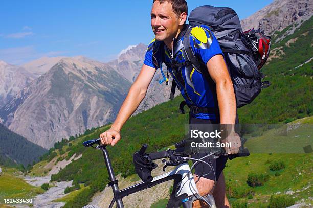 Foto de Mountain Motociclista e mais fotos de stock de Adulto - Adulto, Alpes europeus, Artigo de vestuário para cabeça